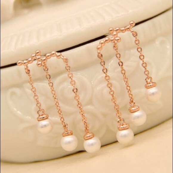 Jewelry - Dangly faux pearl earrings (BRAND NEW)